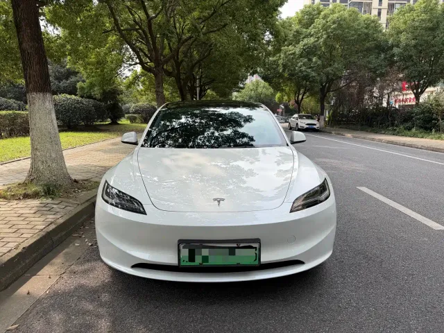 Tesla Model 3 — Фото автомобиля 2