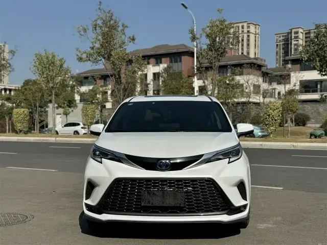 Toyota Granvia 2022 2.5L Hybrid Noble Edition — Фото автомобиля 2