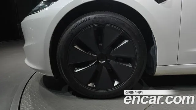 Tesla Model 3 — Фото автомобиля 5