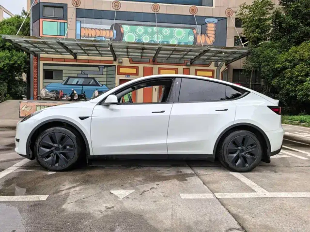 Tesla Model Y — Фото автомобиля 13
