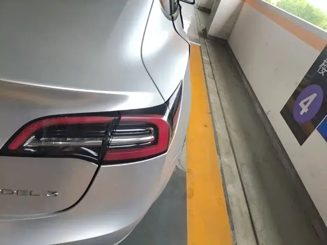 Tesla Model 3 — Фото автомобиля 24