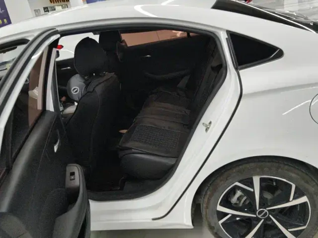 Roewe i5 — Фото автомобиля 11