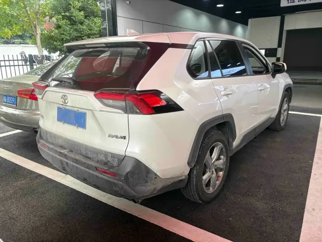 Toyota RAV4 — Фото автомобиля 7