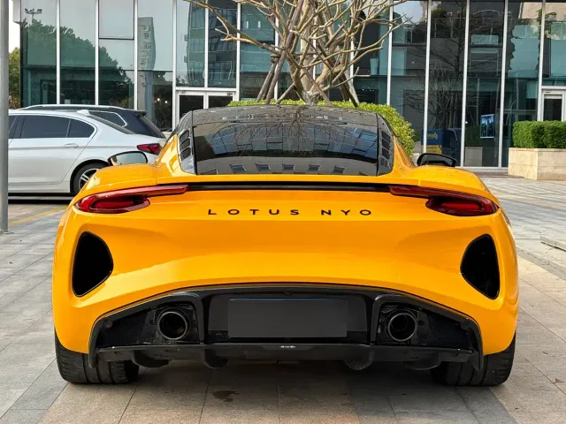 Lotus Emira — Фото автомобиля 12
