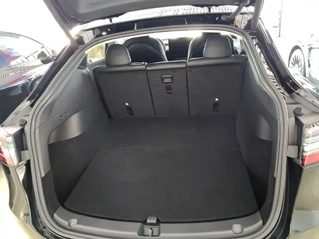 Tesla Model Y — Фото автомобиля 18