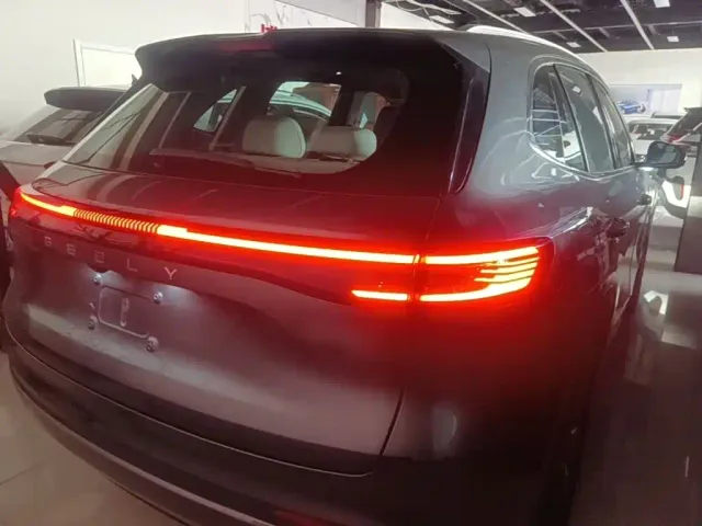 Geely Galaxy Starship 7 EM-i — Фото автомобиля 4