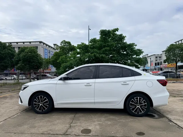 Roewe i5 — Фото автомобиля 10