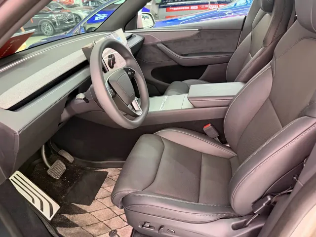Tesla Model Y L — Фото автомобиля 6