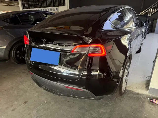 Tesla Model Y — Фото автомобиля 13
