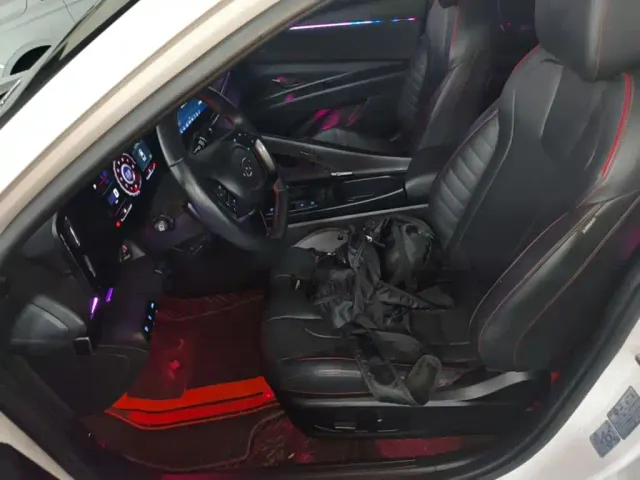 Hyundai Elantra — Фото автомобиля 14