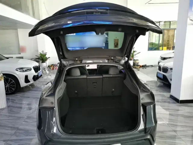 Tesla Model Y — Фото автомобиля 18