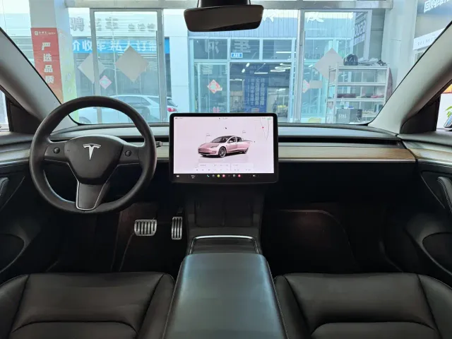 Tesla Model 3 — Фото автомобиля 11