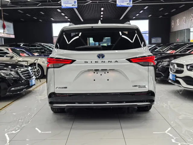 Toyota Sienna — Фото автомобиля 4