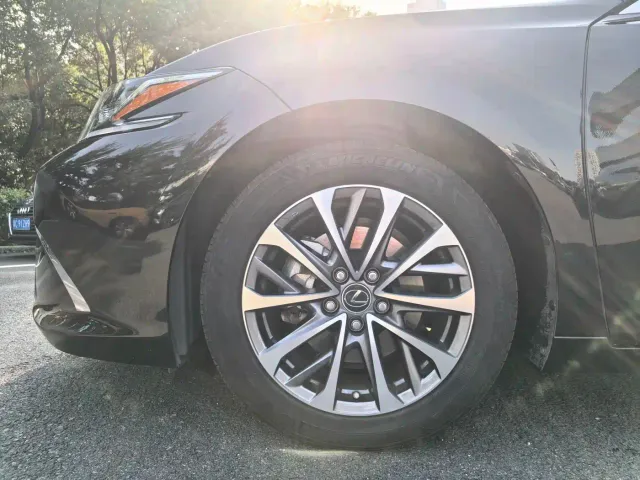 Lexus ES — Фото автомобиля 3