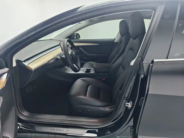 Tesla Model 3 — Фото автомобиля 14