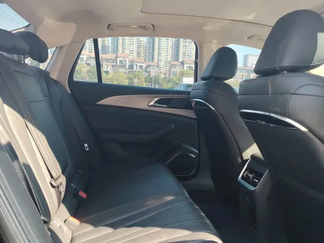 Hongqi H5 — Фото автомобиля 6