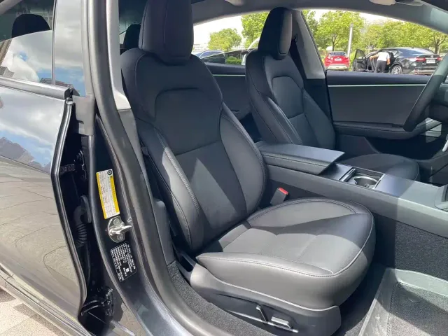 Tesla Model 3 — Фото автомобиля 6