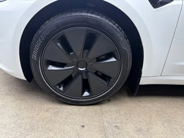 Tesla Model 3 — Фото автомобиля 16