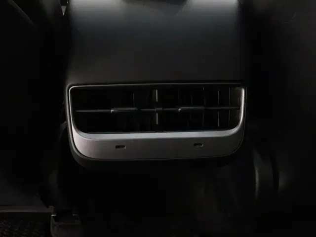 Tesla Model Y — Фото автомобиля 16