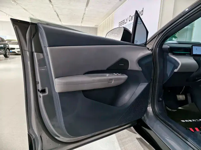 Lynk & Co Z20 — Фото автомобиля 12