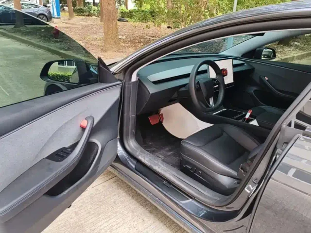 Tesla Model 3 — Фото автомобиля 15