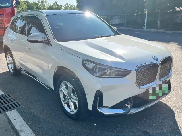 BMW iX1 — Фото автомобиля 2