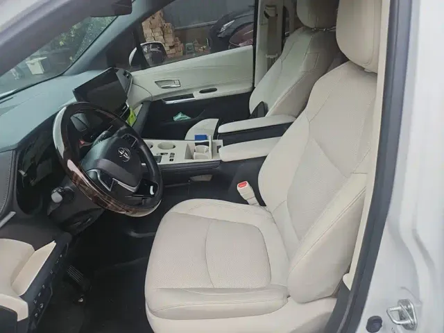 Toyota Sienna — Фото автомобиля 7