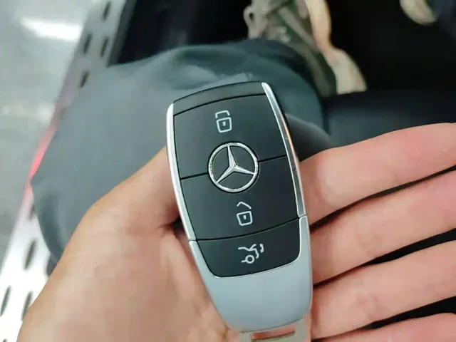 Mercedes-Benz EQC — Фото автомобиля 16