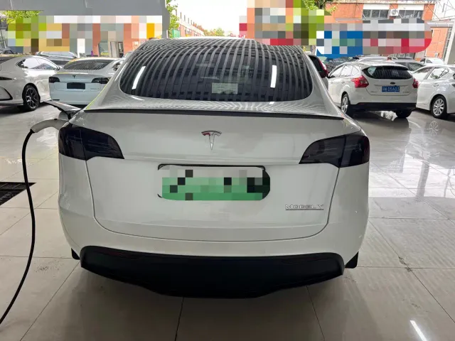 Tesla Model Y — Фото автомобиля 11