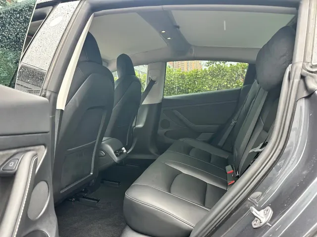 Tesla Model 3 — Фото автомобиля 11