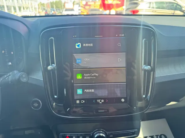 Volvo XC40 — Фото автомобиля 6