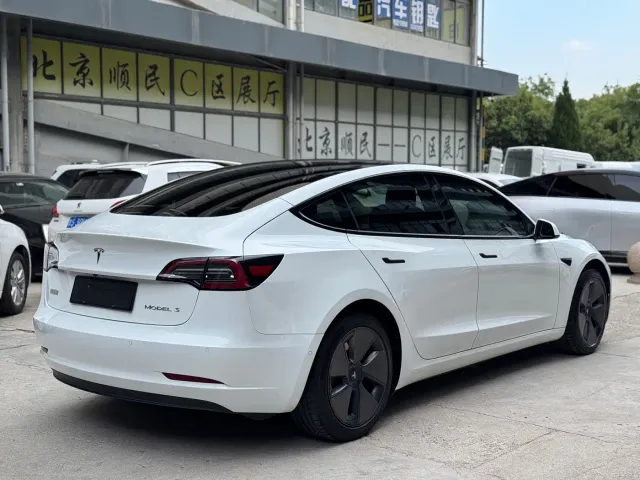 Tesla Model 3 — Фото автомобиля 14