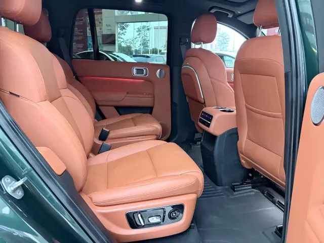 Li Auto L8 — Фото автомобиля 16