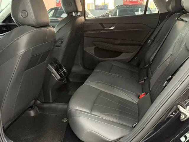 Volkswagen Passat — Фото автомобиля 8