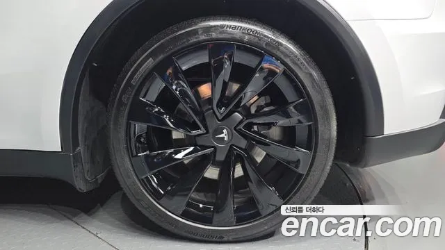 Tesla Model Y — Фото автомобиля 21