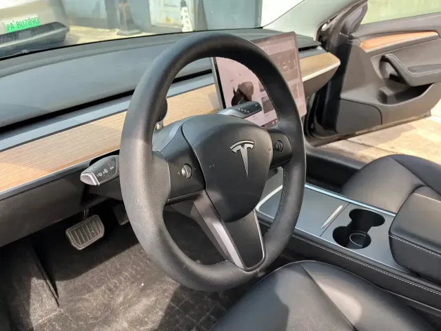 Tesla Model 3 — Фото автомобиля 8
