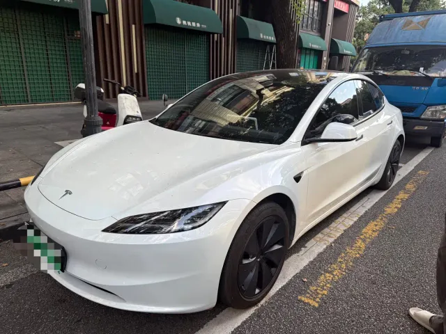 Фотография автомобиля — Tesla Model 3
