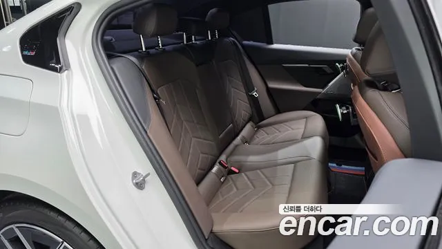BMW 5 Series G60 — Фото автомобиля 10