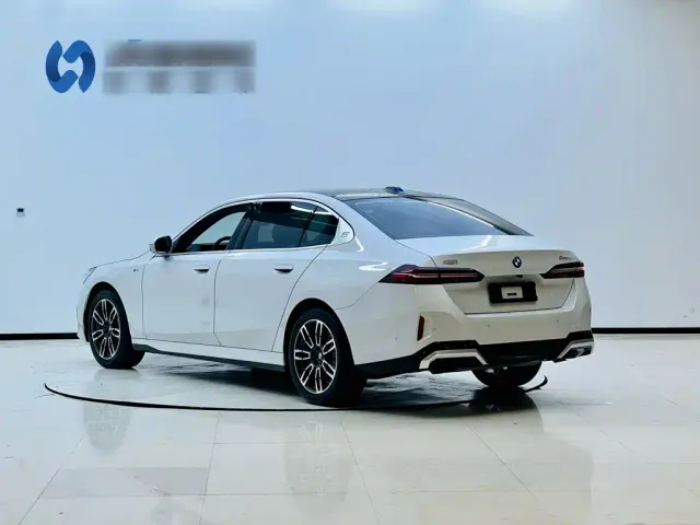 BMW 5 Series — Фото автомобиля 13