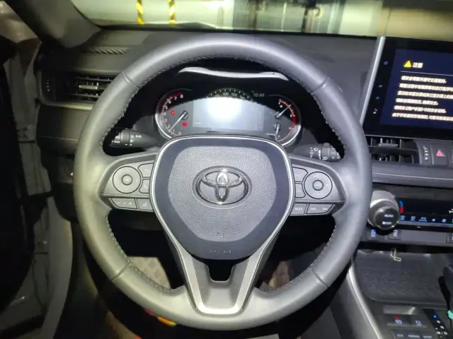 Toyota RAV4 — Фото автомобиля 15