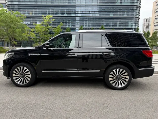 Lincoln Navigator — Фото автомобиля 3