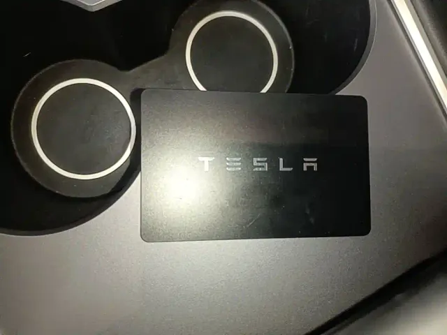 Tesla Model Y — Фото автомобиля 8