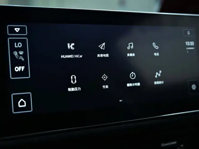 Lotus Emira — Фото автомобиля 3
