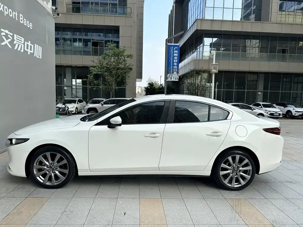 Mazda Mazda3 Axela 2021 2.0L Automatic Quality Elegance — Фото автомобиля 3