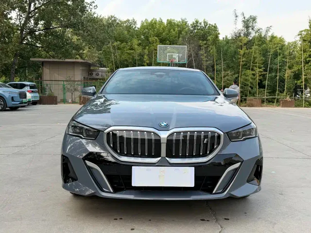BMW i5 — Фото автомобиля 3