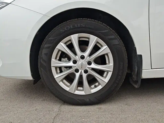 Roewe i5 — Фото автомобиля 22