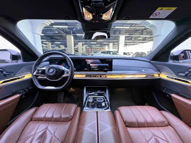 BMW i7 — Фото автомобиля 16