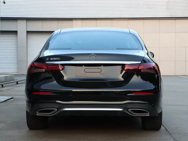 Mercedes-Benz E-Class — Фото автомобиля 3