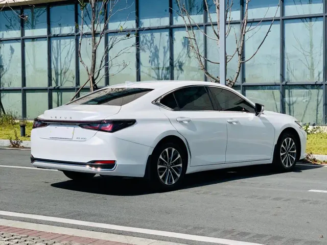 Lexus ES — Фото автомобиля 8