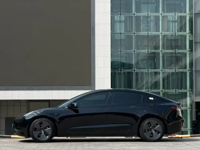 Tesla Model 3 — Фото автомобиля 7